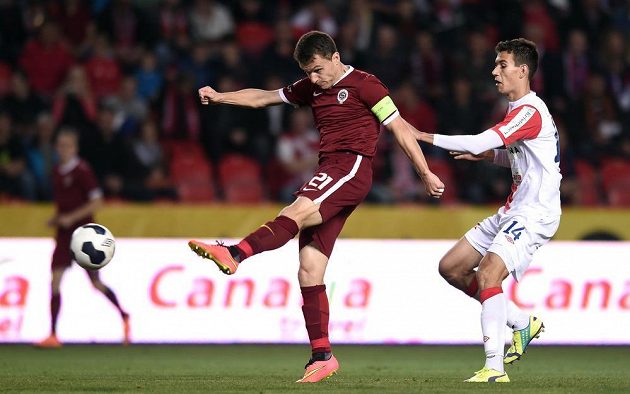 Útočník pražské Sparty David Lafata (vlevo) střílí. Marně ho stíhá Marek Kodr ze Slavie.
