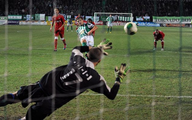 Josef Jindříšek z Bohemians 1905 proměňuje nařízenou penaltu během utkání 16. kola Gambrinus ligy mezi Bohemians 1905 a FC Zbrojovka Brno.