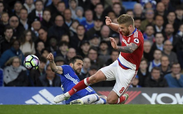 Middlesbrough bojuje v anglické Premier League o udržení a musí se prát o každý bod. Dokazuje to i Adam Clayton, jenž se ocitl v ostrém souboji s hráčem Chelsea Cescem Fábregasem.