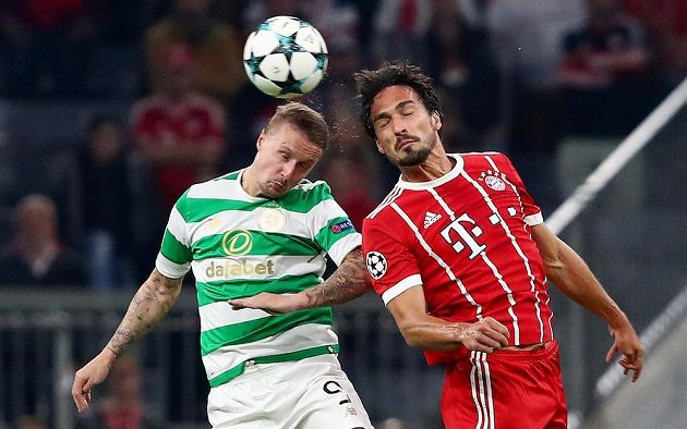 Obránce Bayernu Mnichov Mats Hummels v souboji s Leighem Griffithsem ze Celtiku v utkání Ligy mistrů.