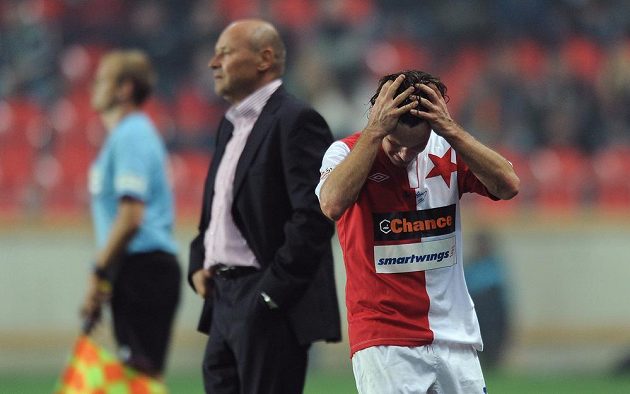 Kapitán Slavie Karol Kisel zpytuje svědomí po vyloučení v derby se Spartou. V pozadí trenér sešívaných Miroslav Koubek.