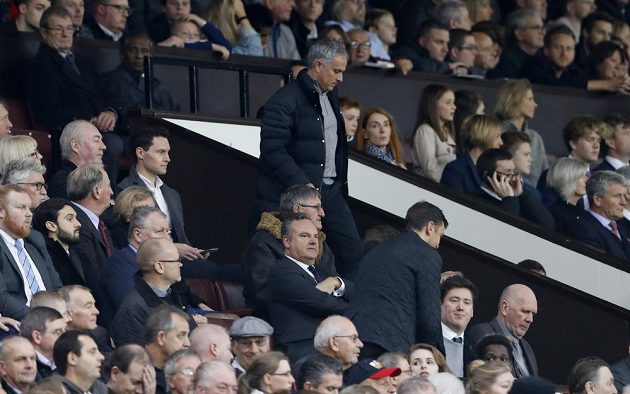 Kouč Manchesteru United José Mourinho sledoval druhý poločas zápasu s Burnley z tribuny.