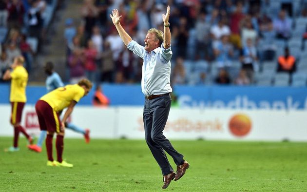Trenér Malmö Age Hareide oslavuje vítězství po utkání 3. předkola Ligy mistrů proti Spartě na Swedbank stadionu ve švédském Malmö.