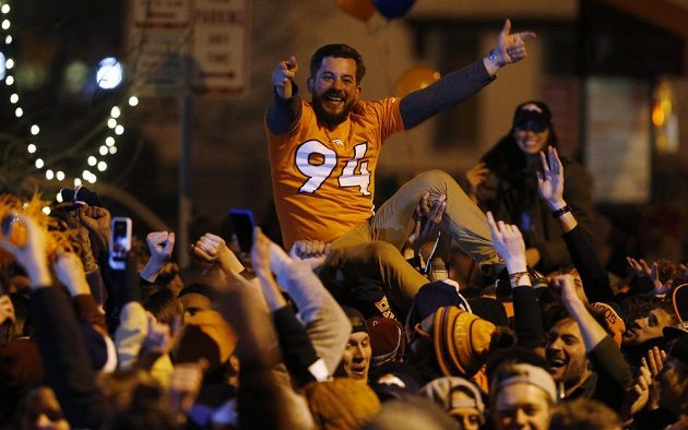 V Denveru se slavilo. Fanoušci v ulicích města vítězů finále ligy amerického fotbalu NFL.
