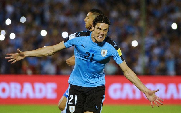 Edinson Cavani slaví gól Uruguaye během utkání kvalifikace MS 2018 proti Brazílii. Cavani proměnil penaltu, ale jeho tým nakonec zápas prohrál 1:4.