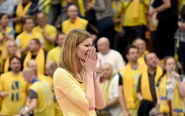 Dojatá Eva Vítečková během finále Final Four mezi basketbalistky USK Praha a Jekatěrinburgu.