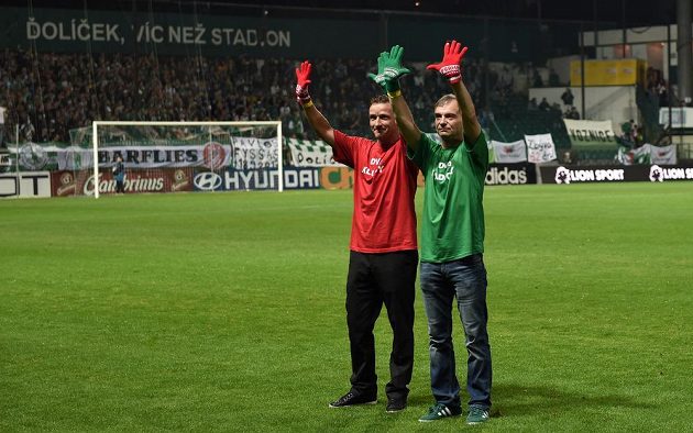 Vladimír Šmicer a Ivan Trojan v rámci podpory záchrany stadiónu Ďolíček během utkání 8. kola Synot ligy.