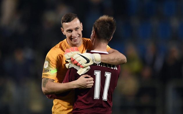 Brankář Sparty Marek Štěch a Lukáš Mareček oslavují vítězství v utkání 14. kola Synot ligy na Slovácku.