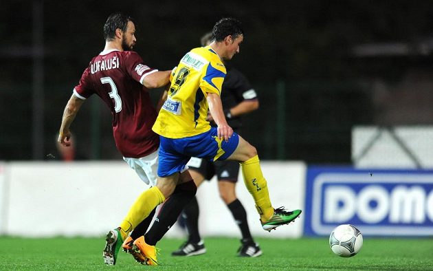 Tomáš Ujfaluši ze Sparty (vlevo) a Lukáš Holík ze Zlína během utkání 3. kola Poháru České pošty.