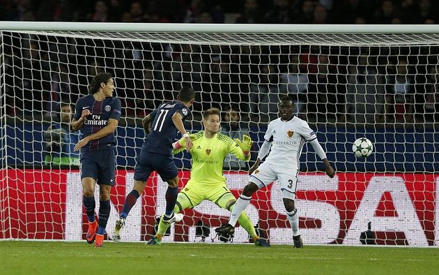 Brankář Basileje Tomáš Vaclík (druhý zprava) inkasuje po hlavičce Angela di Maríi z PSG.