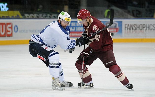 Plzeňský obránce Tomáš Slovák (vlevo) v souboji se sparťanským útočníkem Lukášem Pechem v předehrávce 29. kola Tipsport extraligy.