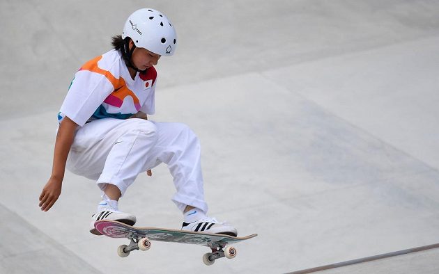 Třináctiletá Japonka Momidži Nišijová je první olympijskou vítězkou ve skateboardingu.