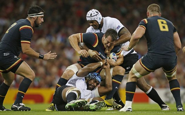 Velšan Sam Warburton (uprostřed v černém) bojuje s reprezentanty Fidži Dominikem Waqaniburotukulou a Akapusi Qerou.