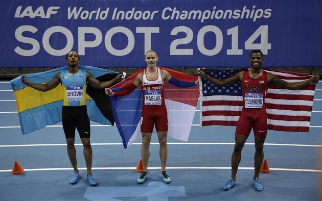 Zleva stříbrný v běhu na 400 metrů Chris Brown z Baham, halový mistr světa Pavel Maslák a bronzový Kyle Clemons ze Spojených států amerických.