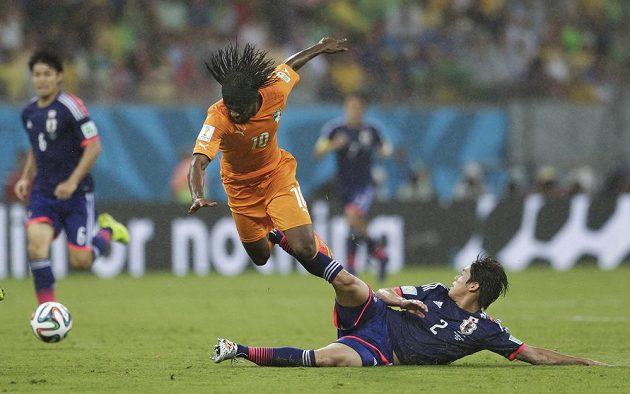 Tahoun Pobřeží slonoviny Gervinho (nahoře) se pokouší přejít přes japonského krajního beka Učidu.
