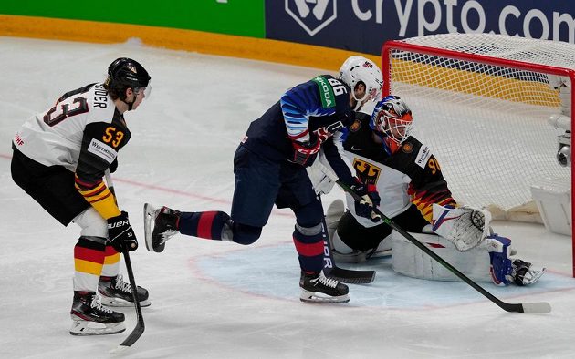 Americký obránce Christian Wolanin otevírá skóre utkání o bronz proti Německu.
