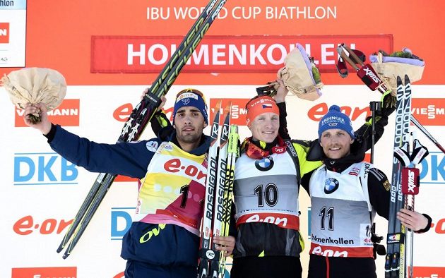 Český biatlonista Ondřej Moravec (uprostřed) na stupních vítězů po závodu Světového poháru v Oslu.