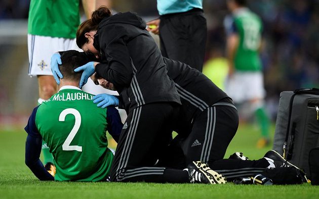 Fotbalista Severního Irska Conor McLaughlin musel být po souboji s českým reprezentantem Janem Bořilem během utkání kvalifikace o postup na MS 2018 ošetřován.