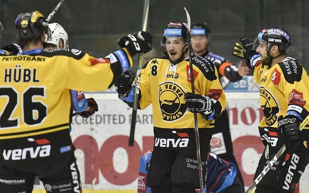 Hráči Litvínova se radují z gólu v Chomutově, zleva Viktor Hübl, František Gerhát a František Lukeš.