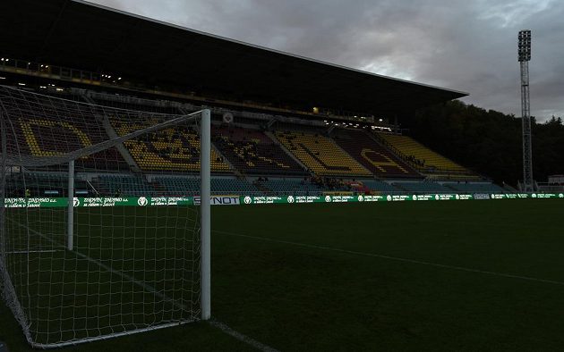 Potemnělý stadión na Julisce, utkání Dukly proti Příbrami bylo kvůli výpadku elektrické energie třikrát přerušeno a nakonec předčasně ukončeno.