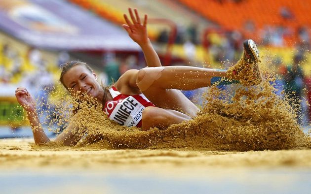 Lotyšská sedmibojařka Laura Ikaunieceová po jednom z pokusů ve skoku do dálky.