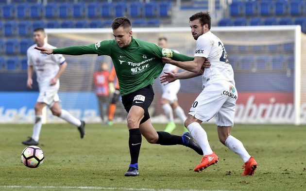 Marek Havlík ze Slovácka (vpravo) se snaží nedovoleně zastavit jabloneckého Jakuba Považance.