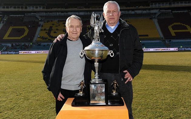 Fotbalové legendy Dukly Praha Josef Jelínek (vlevo) a Ivo Viktor pózují s Americkým pohárem před utkáním 19. kola Gambrinus ligy.