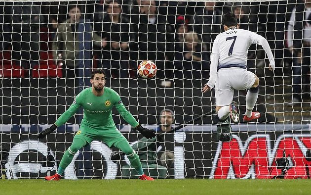 Záložník Tottenhamu Son střílí první gól do sítě Dortmundu v utkání Ligy mistrů.