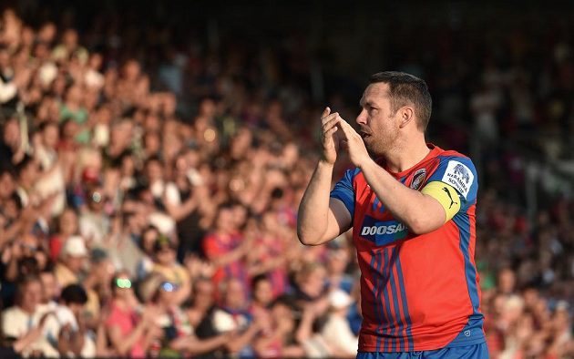 Pavel Horváth se loučí s fanoušky Viktorie Plzeň během benefičního utkání v Doosan Areně.