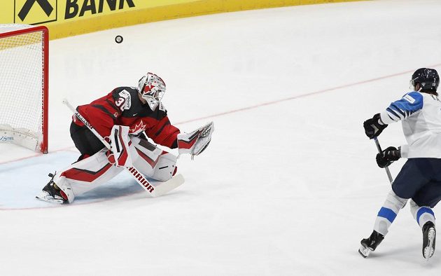 Kanadský gólman Matt Murray čelí trestnému střílení Fina Oliwera Kaskiho ve finále MS.
