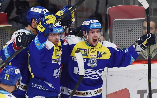 Zlínští hokejisté se radují z vítězství v prodloužení na ledě Třince ve třetím utkání předkola play off.
