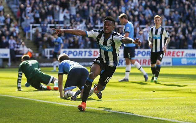 Rolando Aarons (vpředu) z Newcastlu slaví gól proti Tottenhamu v zápase 38. kola anglické Premier League.