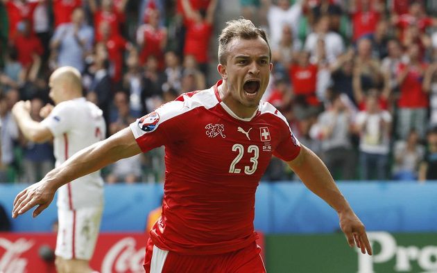 Švýcarský záložník Xherdan Shaqiri se raduje z vyrovnávacího gólu proti Polsku.