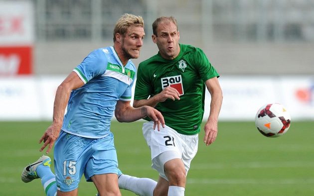 Damien Perquis z Betisu (vlevo) a jablonecký útočník Michal Hubník během úvodního utkání play off Evropské ligy.