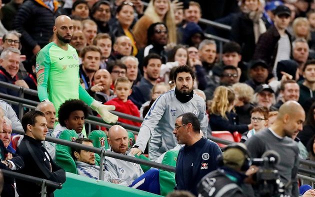 Manažer Chelsea Maurizio Sarri zuří, náhradní gólman Blues Willy Caballero jen rozhazuje rukama, protože se nedostal do utkání. Brankář Kepa Arrizabalaga odmítl střídat.
