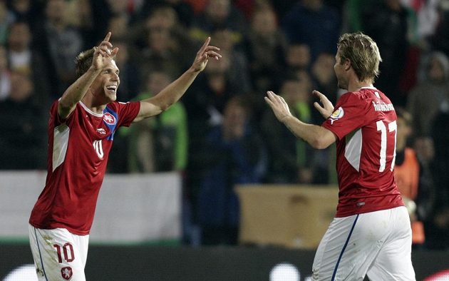 Bořek Dočkal (vlevo) a Tomáš Hübschman slaví trefu sparťanského záložníka v kvalifikačním zápase o postup na MS 2014 v Bulharsku.
