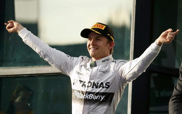 Jezdec stáje Mercedes Nico Rosberg oslavuje svůj triumf v úvodním závodu sezóny F1 v Melbourne.