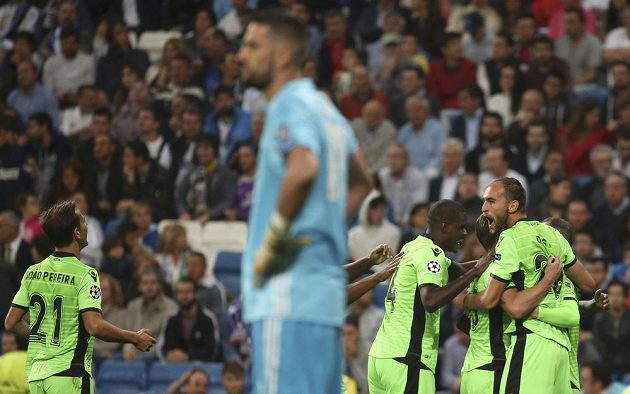 Fotbalisté Sportingu Lisabon slaví vstřelenou branku na půdě Realu Madrid, v popředí jeho gólman Francisco Casilla.
