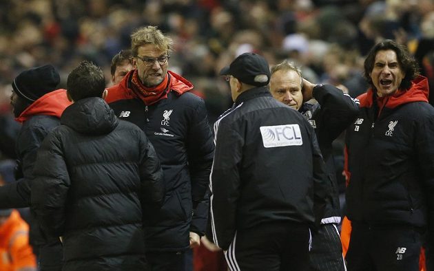 Trenér Liverpoolu Jürgen Klopp (vlevo) se raduje z vyrovnávacího gólu proti West Bromwich Albion. Německý kouč se dívá na trenéra WBA Tonyho Pulise.