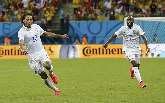 Americký záložník Jermaine Jones (vlevo) se raduje z vyrovnávacího gólu proti Portugalsku. Stíhá ho obránce DaMarcus Beasley.