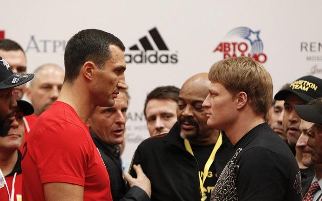 Superšampión v těžké váze Vladimir Kličko (vlevo) a jeho sobotní soupeř Alexander Povětkin z Ruska.