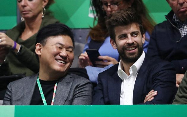 A v neděli finále Davis Cupu! Barcelonský Gerard Piqué (vpravo) a japonský miliardář Hiroši Mikitani, kteří mají tenisovou soutěž pod palcem.