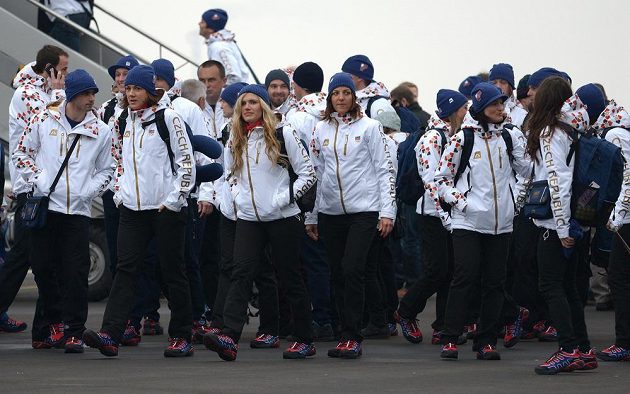 První část české olympijské výpravy před odletem do Soči na Zimní olympijské hry dne 30. ledna 2014 na kbelském letišti. (druhá zleva je Karolína Erbanová, třetí zleva Gabriela Soukalová).