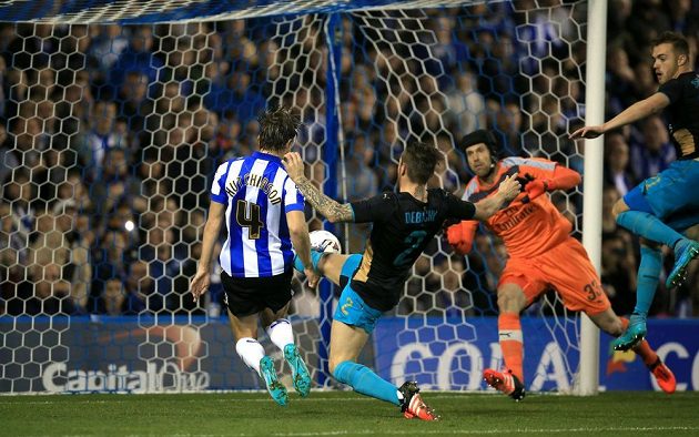 Sam Hutchinson ze Sheffieldu Wednesday překonává bezmocného Petra Čecha a střílí třetí gól svého mužstva.