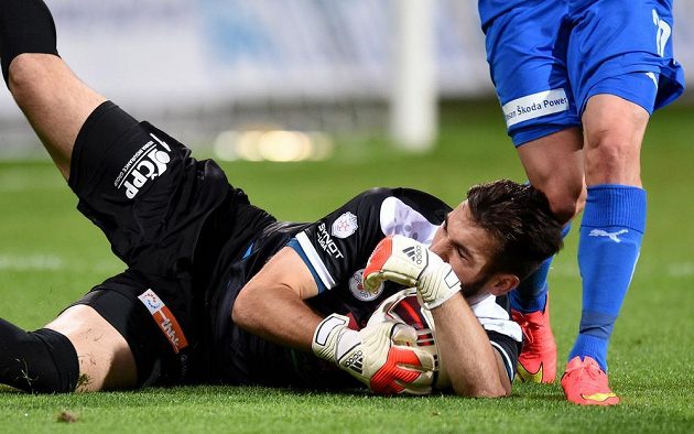 Hradecký brankář Tomáš Koubek v Plzni dělal co mohl, přesto čtyřikrát inkasoval.