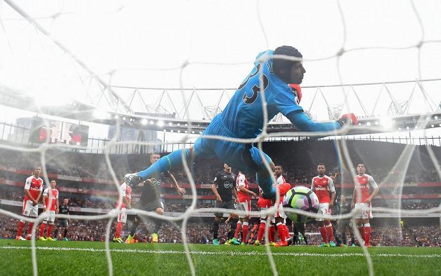 Dušan Tadič ze Southamptonu trefil z přímého kopu břevno, míč se pak odrazil od těla Petra Čecha do brány Arsenalu.