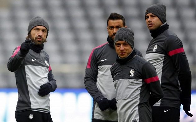 Záložník Andrea Pirlo (vlevo) se svými spoluhráči z Juventusu během předzápasového tréninku v Mnichově.