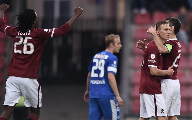 Bořek Dočkal a David Lafata ze Sparty oslavují jediný gól utkání 10. kola ligy s Libercem.