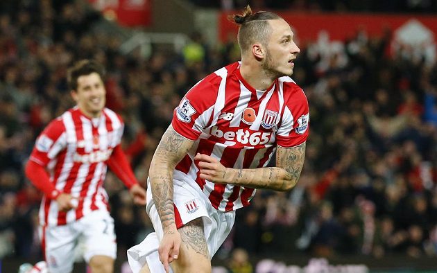 Marko Arnautovic jásá po gólu, kterým poslal Stoke City do vedení v utkání s Chelsea.
