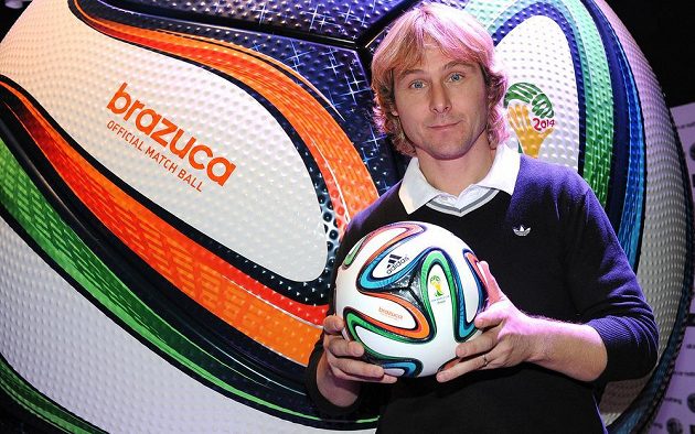 Internacionál Pavel Nedvěd s oficiálním míčem pro MS 2014 ve fotbale Brazuca.